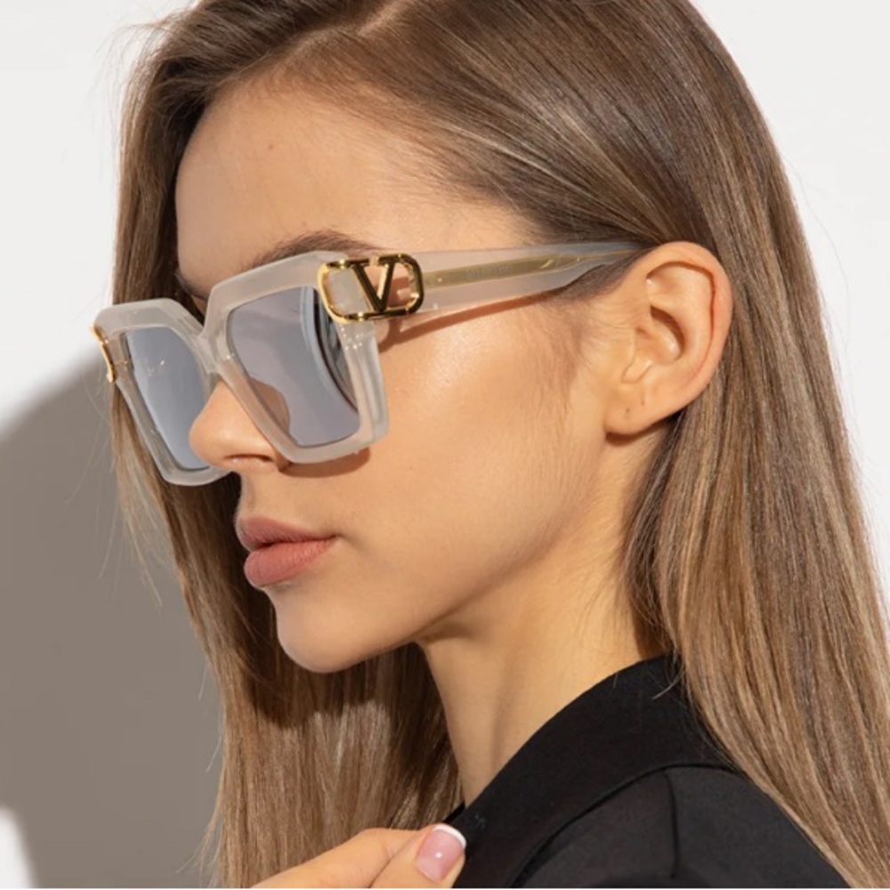 Excluded Valentino Sunglasses, New 385 - Picture 3 of 7